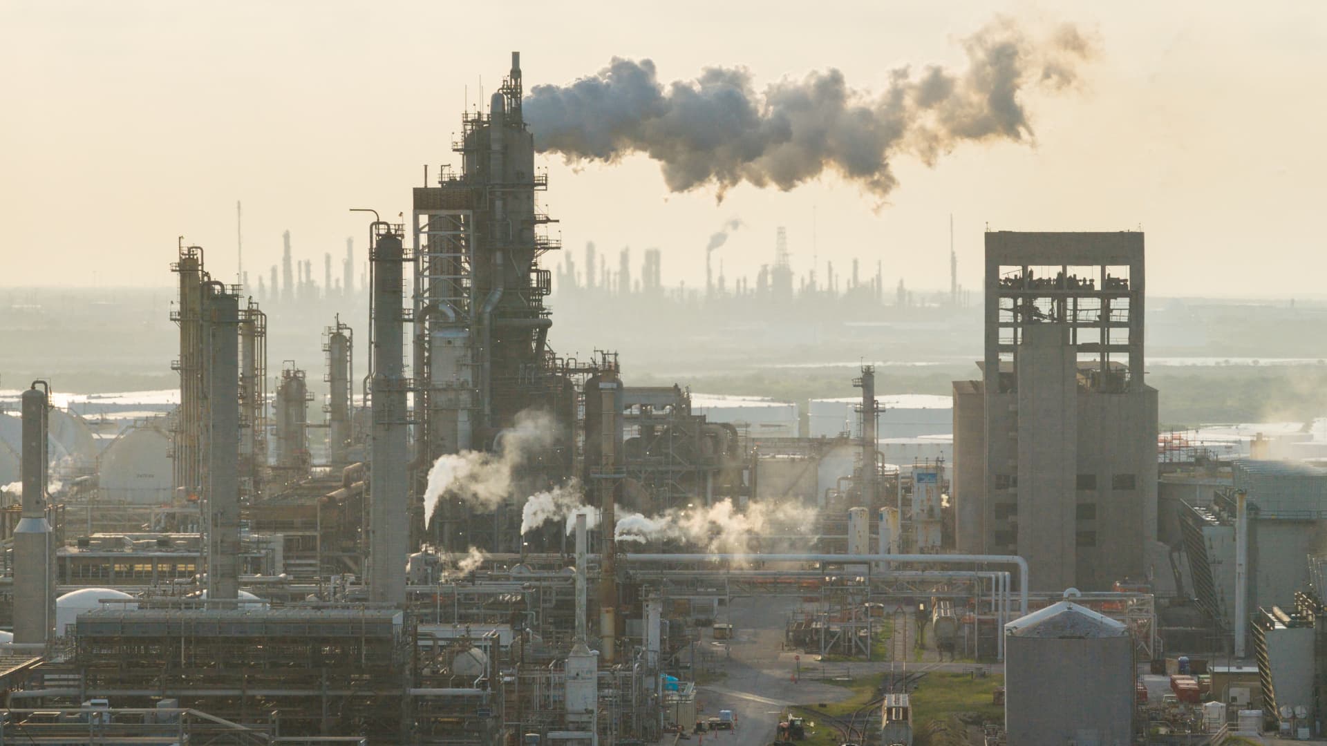 Oil prices: U.S. strikes in Iran revive Strait of Hormuz turmoil fears